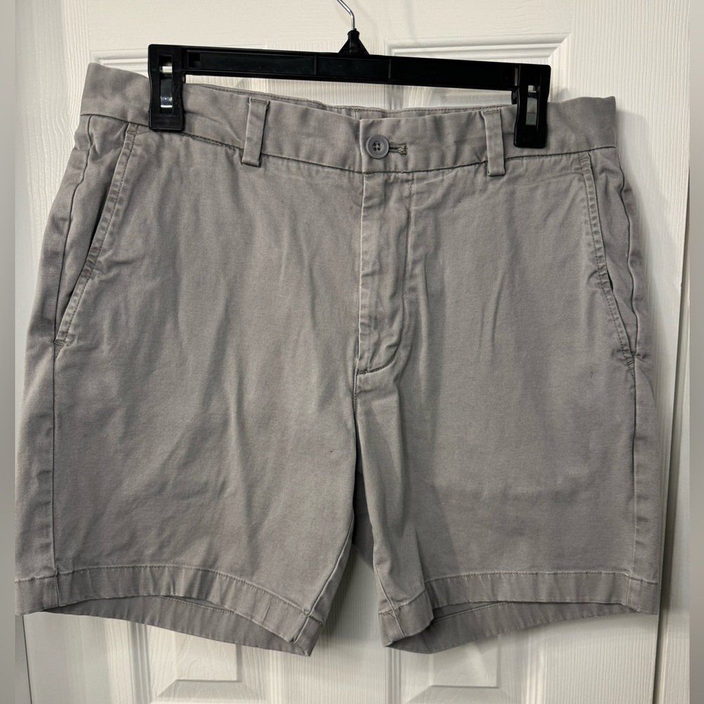 Vineyard Vines Gray Men’s Flat Front Shorts Size 32